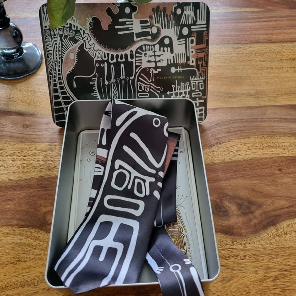 Krawatte "Maya" in einer Geschenkdose mit Grußkarte.