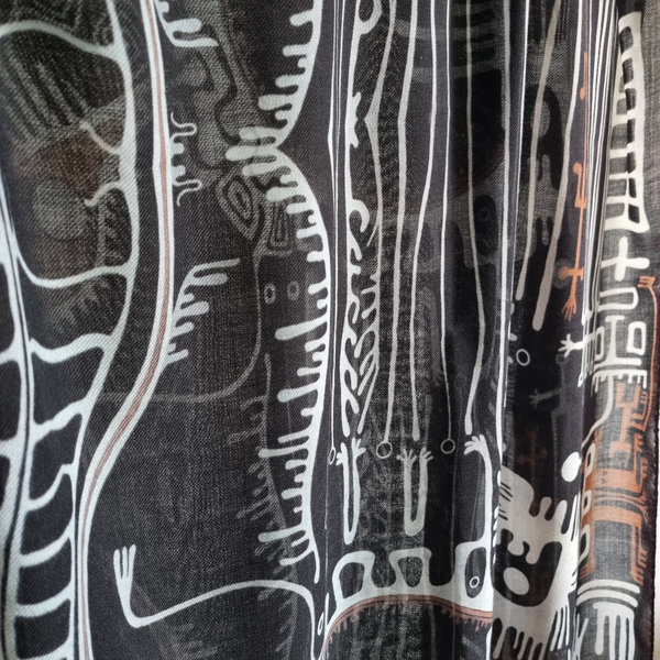 Einzigartiger ausgefallener Schal / designer Halstuch "Maya" aus 100 % Wolle. Kunst zum Tragen.
